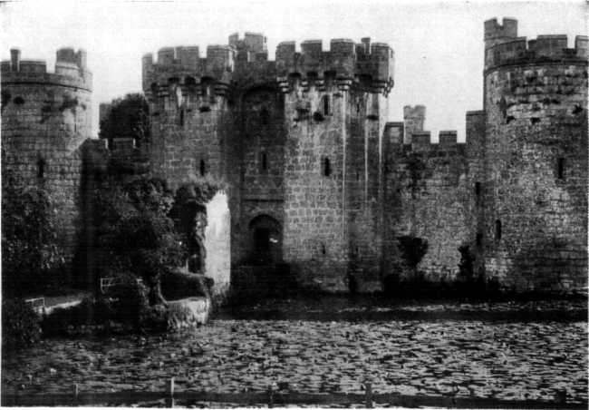 ENTRANCE FRONT BODIAM CASTLE, SUSSEX. ENTRANCE FRONT BODIAM CASTLE, SUSSEX.