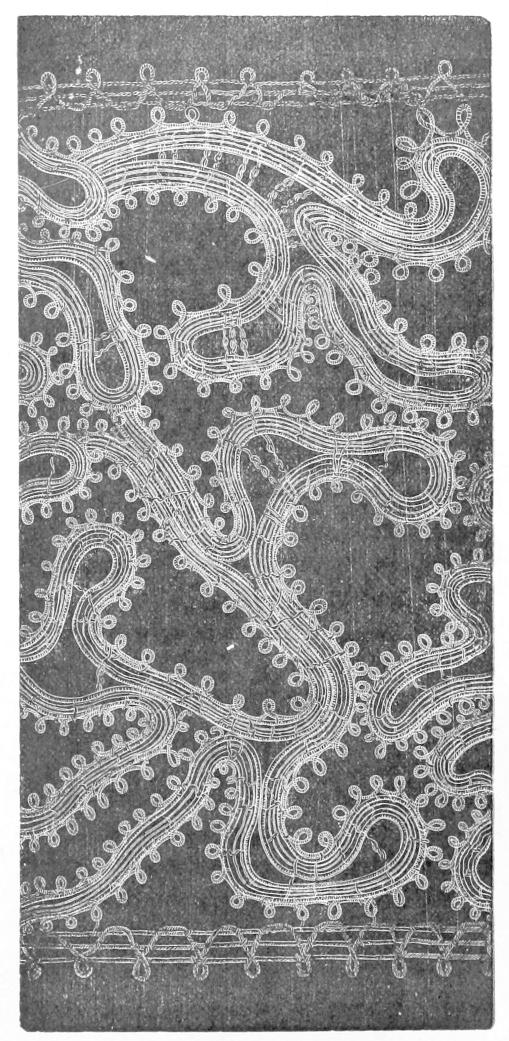 Sinuous band with small loops Sinuous band with small loops