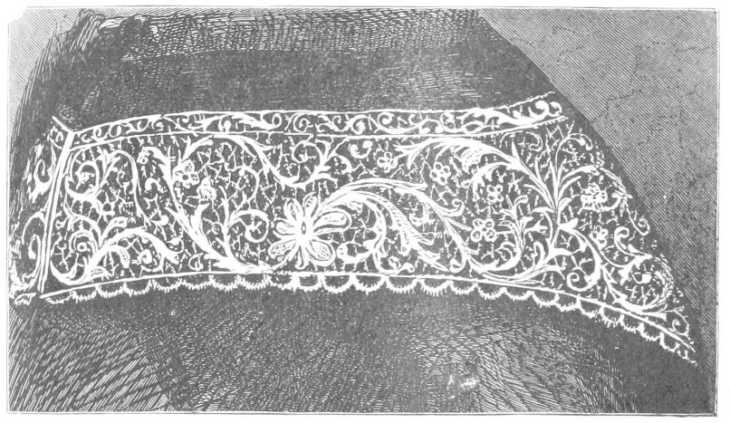 Detail of lace around shoulders Detail of lace around shoulders