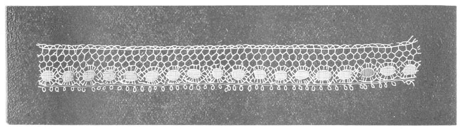 Lace stip with oval motifs Lace stip with oval motifs