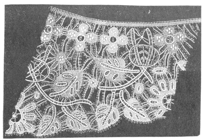 Lace with large voids and small loops Lace with large voids and small loops