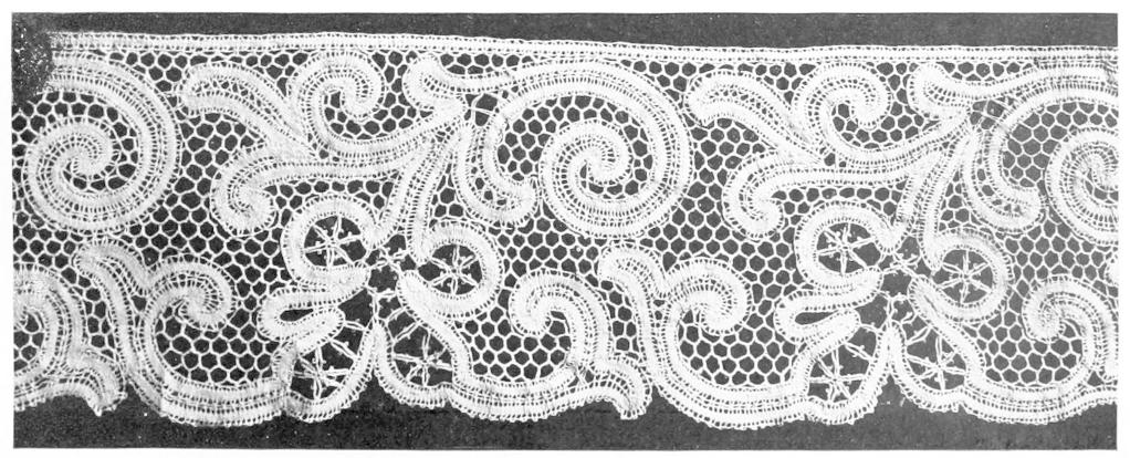 Lace made on hexagonal net