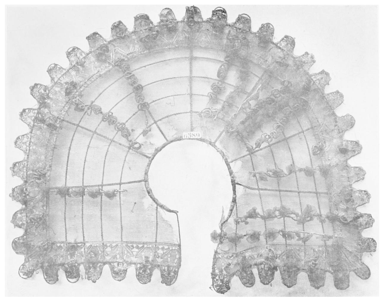 Semicircular wired ruff in dark thread Semicircular wired ruff in dark thread