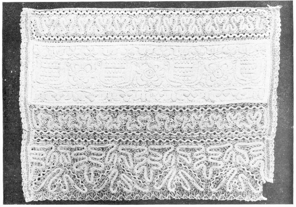 Lace with zigzag trails
