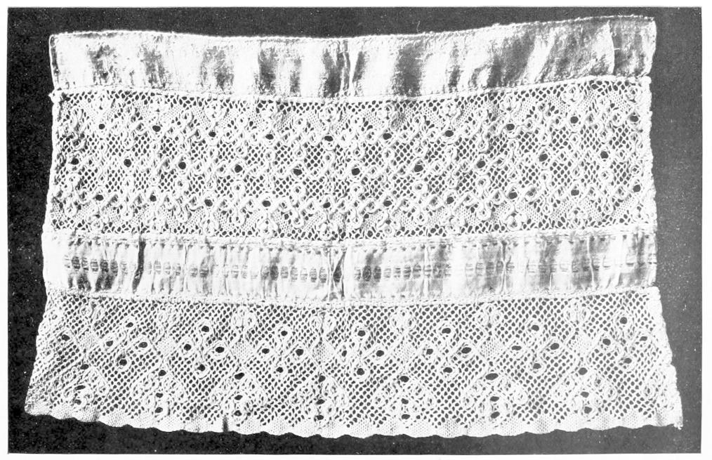 Lace with quatrefoil motifs