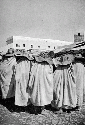 A CLUSTER OF COUNTRY WOMEN. A CLUSTER OF COUNTRY WOMEN.