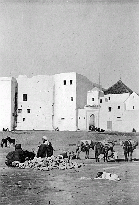A GROUP IN THE FEDDAN, TETUAN. A GROUP IN THE FEDDAN, TETUAN.