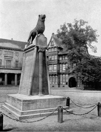 The Pillar of Justice with the Bronze Lion on the Burgplatz in Brunswick (Braunschweig) The Pillar of Justice with the Bronze Lion on the Burgplatz in Brunswick (Braunschweig)
