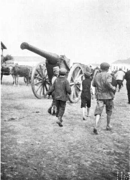 BIG GUN PASSING THROUGH KRUSEVATZ. BIG GUN PASSING THROUGH KRUSEVATZ.